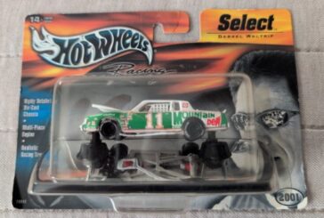 2001 Hot Wheels Racing Select Darrell Waltrip Mountain Dew 1/64 1981 Buick Regal